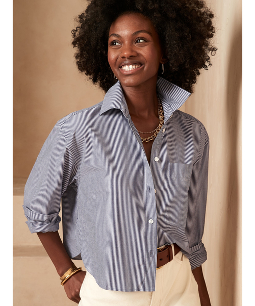 Banana Republic(バナナリパブリック)の「ペーパーウェイト ポプリン ボクシー クロップド シャツ(シャツ/ブラウス・レディース・ホワイト/ホワイト×ネイビー/マルチ/グリーン/イエロー/ブラック/グリーン系その他/ネイビー/その他・S/M/L/XS)」の2枚目の写真