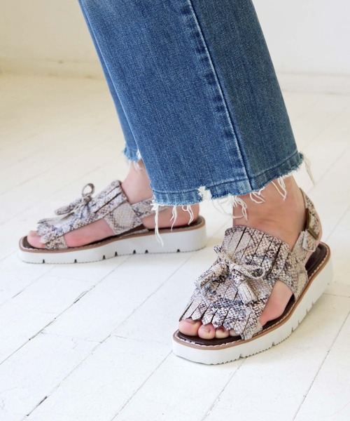 PUPE(プーペ)の「PUPE(プーペ) / レザーキルトタッセルサンダル P22-1001 厚底 ウエッジソール(サンダル・レディース・ホワイト/パイソン/ブラック・38/39/36/37/35)」の1枚目の写真