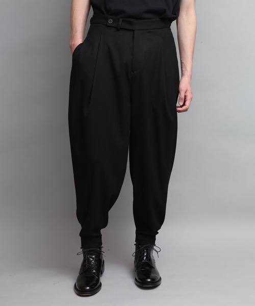 ato（アトウ）の「TRICOTIN TWO TUCK TAPERED PANTS（その他パンツ・メンズ・ブラック/ベージュ・44/46/48）」の2枚目の写真