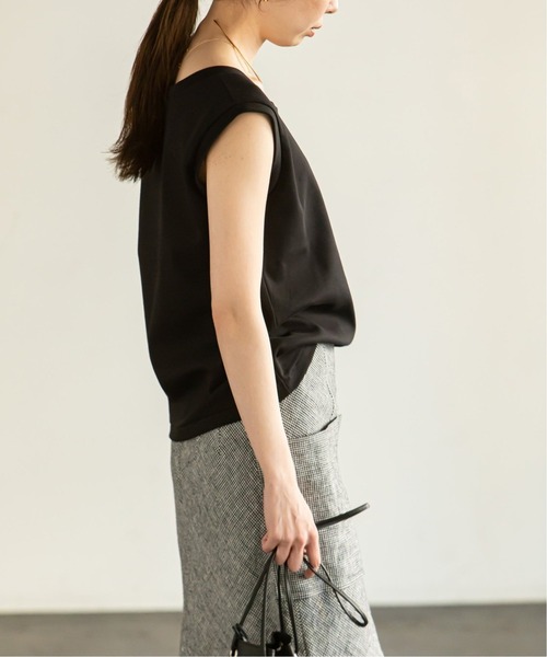 Noble(ノーブル)の「《追加2》スビンコットンスムースUネックTシャツ(Tシャツ/カットソー・レディース・ブラック/ブラウン/グレー・FREE)」の6枚目の写真