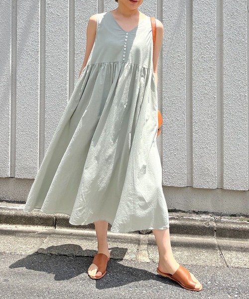 Jewelobe(ジュエローブ)の「シェル釦ノースリロングワンピース(ワンピース・レディース・グリーン/カーキ/ブルー/ブラック・FREE)」の2枚目の写真
