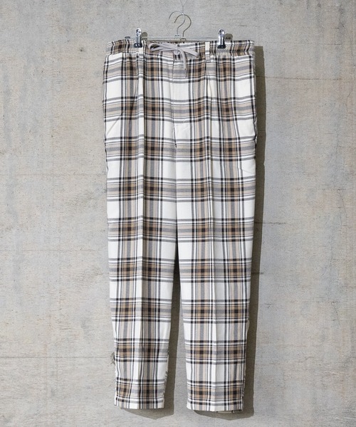 JOHN'S CLOSET(ジョンズクローゼット)の「【13】TRワイドテーパードチェックパンツ(スラックス・メンズ・チャコールグレー/ブラック/ベージュ/ブラウン/アイボリー/ブラック系その他/チェック・MEDIUM/LARGE)」の2枚目の写真