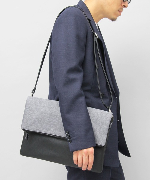 REGiSTA（レジスタ）の「異素材コンビ クラッチバッグ / ヘザーカラーPVC / フェイクレザー / ショルダーバッグ（クラッチバッグ・メンズ・ブラック/グレー・FREE）」の5枚目の写真