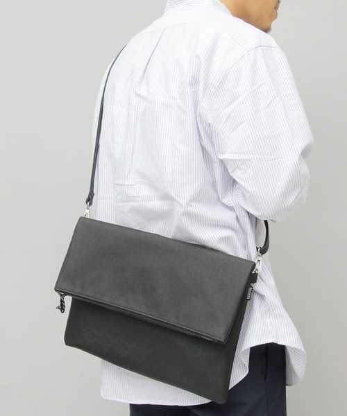 REGiSTA（レジスタ）の「異素材コンビ クラッチバッグ / ヘザーカラーPVC / フェイクレザー / ショルダーバッグ（クラッチバッグ・メンズ・ブラック/グレー・FREE）」の3枚目の写真
