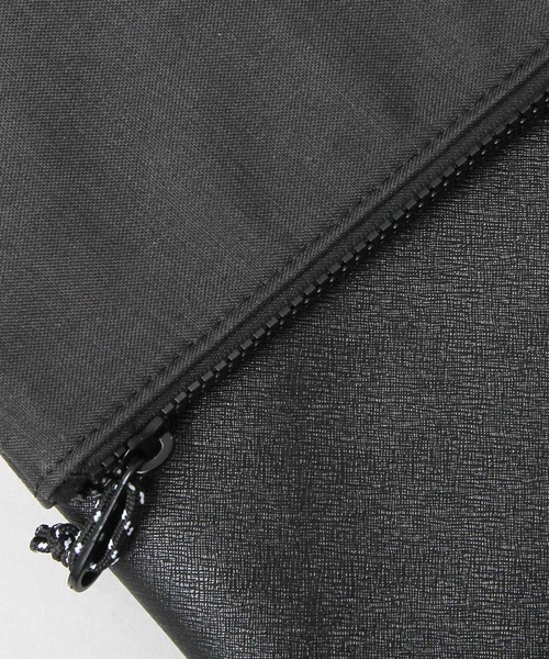 REGiSTA（レジスタ）の「異素材コンビ クラッチバッグ / ヘザーカラーPVC / フェイクレザー / ショルダーバッグ（クラッチバッグ・メンズ・ブラック/グレー・FREE）」の9枚目の写真