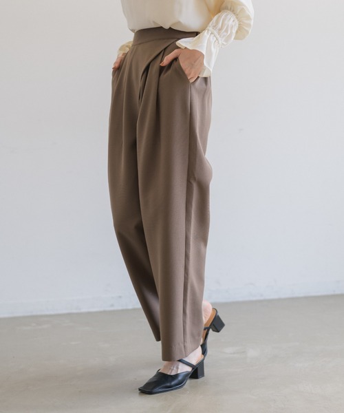 idem（イデム）の「wrap loose tuck pants/ラップルーズタックパンツ【Sサイズ展開あり】（スラックス・レディース・ブラック/グレイッシュベージュ/テラコッタ/アイボリー・SMALL/FREE）」の4枚目の写真
