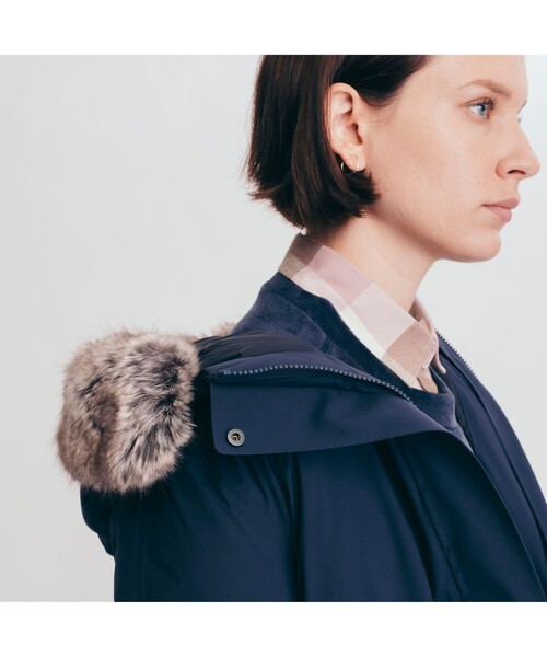 AIGLE(エーグル)の「透湿防水 フーディ ダウンパーカ ジャケット(ダウンジャケット/コート・レディース・ダークネイビー/マスタード・40/38/36)」の6枚目の写真