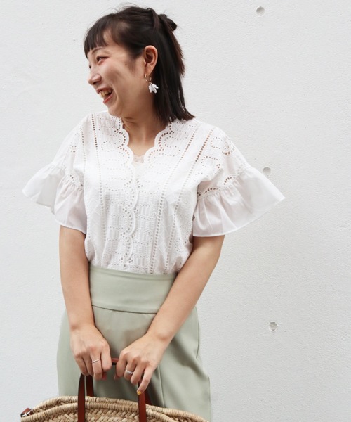 Brownie（ブラウニー）の「Brownie Vネックレース切替袖フリルブラウス（シャツ/ブラウス・レディース・ホワイト/ブラック/オレンジ・FREE）」の2枚目の写真