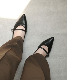 ポインテッドトゥストラップ付パンプス