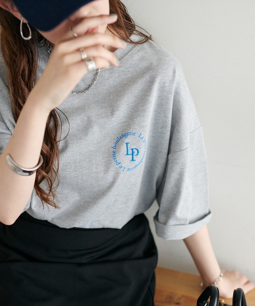 DISCOAT（ディスコート）の「【WEB限定】刺繍サークルロゴTシャツ（Tシャツ/カットソー・レディース・グレー/ホワイト/ホワイト系その他/ネイビー/オフホワイト/チャコールグレー/クリア・FREE）」の6枚目の写真
