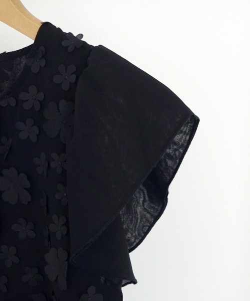 flower（フラワー）の「フローラルモチーフブラウス（シャツ/ブラウス・レディース・ブラック/アイボリー・FREE）」の7枚目の写真