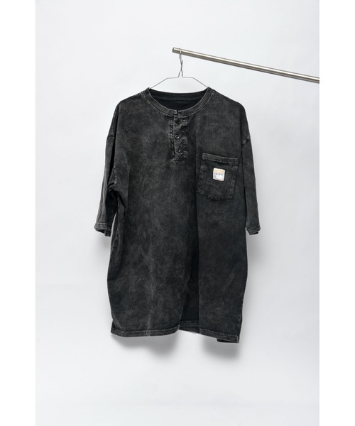 DEVICE(デバイス)の「ヘンリーネック 半袖 Tシャツ ロゴ刺繍 ヴィンテージライク ピグメント加工 ビッグシルエット ポケット 古着風(Tシャツ/カットソー・メンズ・ブラック・FREE)」の4枚目の写真