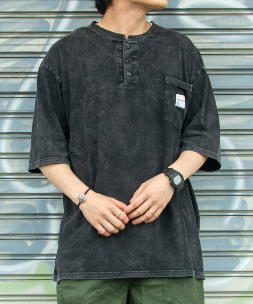 DEVICE(デバイス)の「ヘンリーネック 半袖 Tシャツ ロゴ刺繍 ヴィンテージライク ピグメント加工 ビッグシルエット ポケット 古着風(Tシャツ/カットソー・メンズ・ブラック・FREE)」の5枚目の写真
