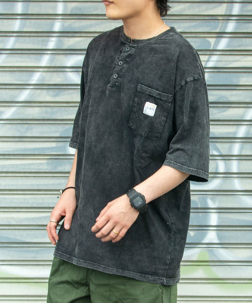 DEVICE(デバイス)の「ヘンリーネック 半袖 Tシャツ ロゴ刺繍 ヴィンテージライク ピグメント加工 ビッグシルエット ポケット 古着風(Tシャツ/カットソー・メンズ・ブラック・FREE)」の8枚目の写真