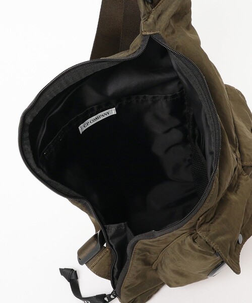 C.P. COMPANY（シーピーカンパニー）の「C.P. Company / Nylon B Single Strap Rucksack（トートバッグ・メンズ・グリーン/ブラック・ONE SIZE）」の9枚目の写真