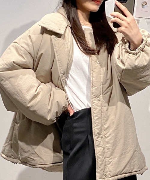 Ada.（エイダ）の「2WAY カラー取り外し可能。 中綿ダウン ボリューム袖 オーバーサイズブルゾン（ダウンジャケット/コート・レディース・ベージュ/アイボリー/ブラック・FREE）」の3枚目の写真