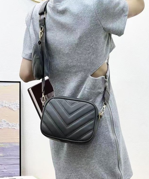 florist（フローリスト）の「【ミニポーチ付】2WAY V字キルティングレザーショルダーバッグ（ショルダーバッグ・レディース・ブラック/ベージュ/ダークグレー/ホワイト/ボルドー・FREE）」の3枚目の写真