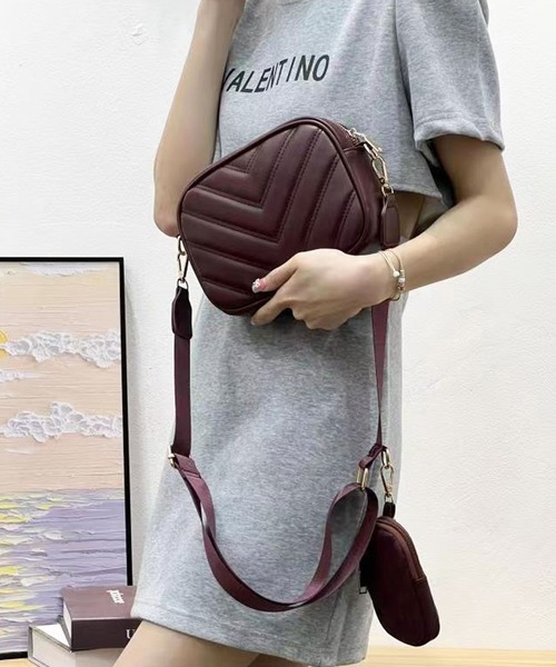 florist（フローリスト）の「【ミニポーチ付】2WAY V字キルティングレザーショルダーバッグ（ショルダーバッグ・レディース・ブラック/ベージュ/ダークグレー/ホワイト/ボルドー・FREE）」の5枚目の写真