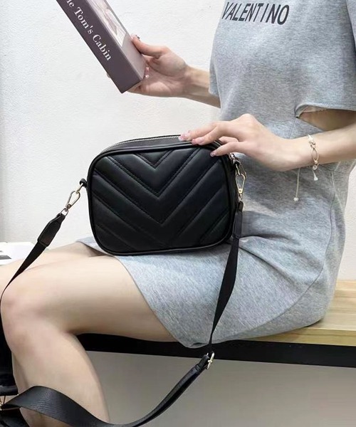 florist（フローリスト）の「【ミニポーチ付】2WAY V字キルティングレザーショルダーバッグ（ショルダーバッグ・レディース・ブラック/ベージュ/ダークグレー/ホワイト/ボルドー・FREE）」の8枚目の写真