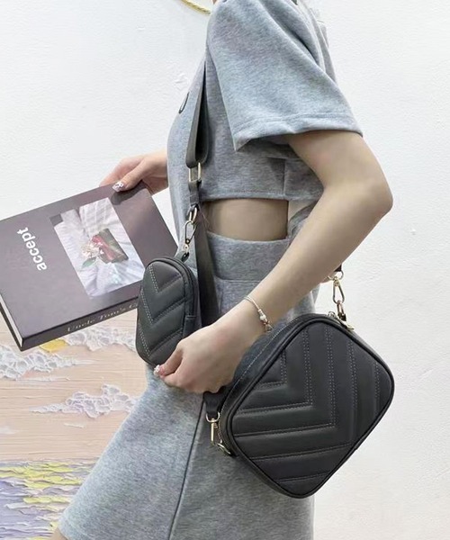 florist（フローリスト）の「【ミニポーチ付】2WAY V字キルティングレザーショルダーバッグ（ショルダーバッグ・レディース・ブラック/ベージュ/ダークグレー/ホワイト/ボルドー・FREE）」の7枚目の写真