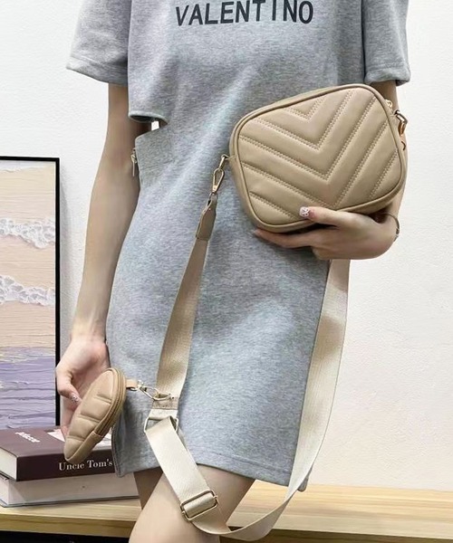 florist（フローリスト）の「【ミニポーチ付】2WAY V字キルティングレザーショルダーバッグ（ショルダーバッグ・レディース・ブラック/ベージュ/ダークグレー/ホワイト/ボルドー・FREE）」の10枚目の写真