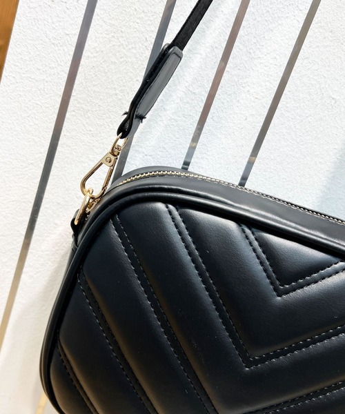 florist（フローリスト）の「【ミニポーチ付】2WAY V字キルティングレザーショルダーバッグ（ショルダーバッグ・レディース・ブラック/ベージュ/ダークグレー/ホワイト/ボルドー・FREE）」の14枚目の写真