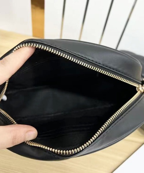 florist（フローリスト）の「【ミニポーチ付】2WAY V字キルティングレザーショルダーバッグ（ショルダーバッグ・レディース・ブラック/ベージュ/ダークグレー/ホワイト/ボルドー・FREE）」の15枚目の写真