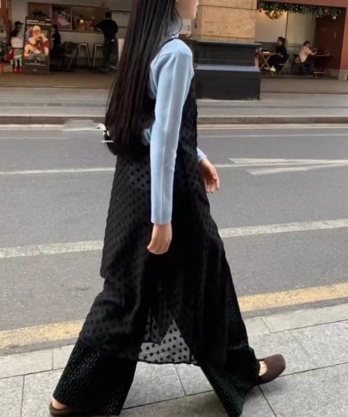 FREE STYLISTS(フリー スタイリスト)の「YUGA_YGMC シアー レイヤード フラワー柄 キャミソールワンピース(スリット入り)(ワンピース・レディース・ホワイト/オフホワイト/ブラック・FREE)」の5枚目の写真