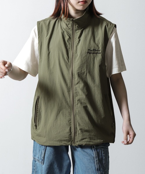 ZIP FIVE（ジップファイブ）の「【ZIP FIVE】 ナイロン テック フルジップ ワンポイント 刺繍 ベスト（ベスト・メンズ・ブラック/オリーブ/オフホワイト/ネイビー・MEDIUM/LARGE）」の3枚目の写真