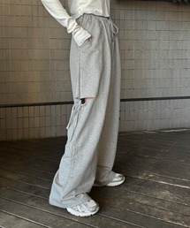 ISOOK | 【ISOOK / アイスー】サイドカットリボンスウェットパンツ / リボンパンツ ルーズ 切りっぱなし カットアウト 肌見せ ZOZOTOWN限定(スウェットパンツ)