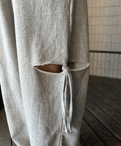 ISOOK（アイスー）の「【ISOOK / アイスー】サイドカットリボンスウェットパンツ / リボンパンツ ルーズ 切りっぱなし カットアウト 肌見せ ZOZOTOWN限定（スウェットパンツ・レディース・ブラック/グレー・FREE）」の17枚目の写真