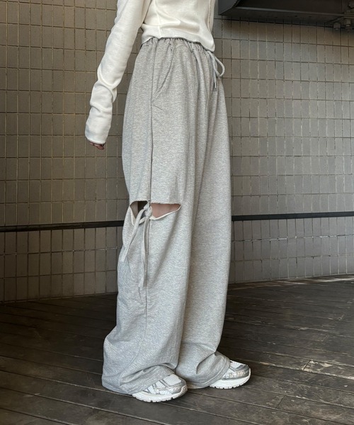 ISOOK（アイスー）の「【ISOOK / アイスー】サイドカットリボンスウェットパンツ / リボンパンツ ルーズ 切りっぱなし カットアウト 肌見せ ZOZOTOWN限定（スウェットパンツ・レディース・ブラック/グレー・FREE）」の4枚目の写真