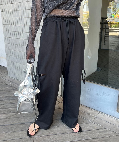 ISOOK（アイスー）の「【ISOOK / アイスー】サイドカットリボンスウェットパンツ / リボンパンツ ルーズ 切りっぱなし カットアウト 肌見せ ZOZOTOWN限定（スウェットパンツ・レディース・ブラック/グレー・FREE）」の7枚目の写真