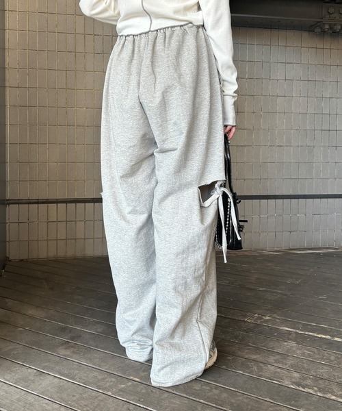 ISOOK（アイスー）の「【ISOOK / アイスー】サイドカットリボンスウェットパンツ / リボンパンツ ルーズ 切りっぱなし カットアウト 肌見せ ZOZOTOWN限定（スウェットパンツ・レディース・ブラック/グレー・FREE）」の5枚目の写真