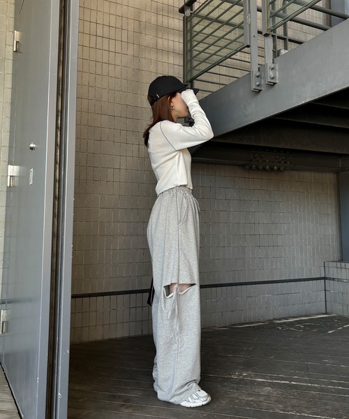 ISOOK（アイスー）の「【ISOOK / アイスー】サイドカットリボンスウェットパンツ / リボンパンツ ルーズ 切りっぱなし カットアウト 肌見せ ZOZOTOWN限定（スウェットパンツ・レディース・ブラック/グレー・FREE）」の10枚目の写真