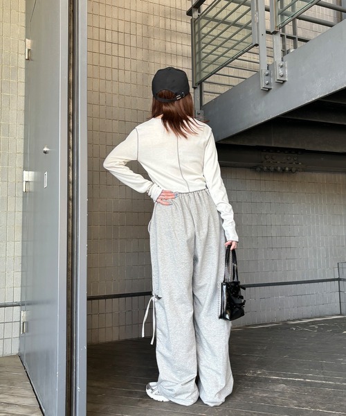 ISOOK（アイスー）の「【ISOOK / アイスー】サイドカットリボンスウェットパンツ / リボンパンツ ルーズ 切りっぱなし カットアウト 肌見せ ZOZOTOWN限定（スウェットパンツ・レディース・ブラック/グレー・FREE）」の11枚目の写真