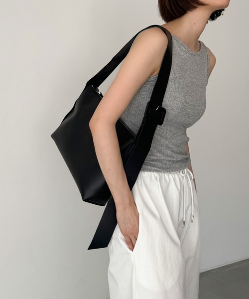 CANAL JEAN（キャナルジーン）の「diggity　ワイドベルトスクエアショルダーバッグ（ショルダーバッグ・レディース・ブラック・ONE SIZE）」の3枚目の写真