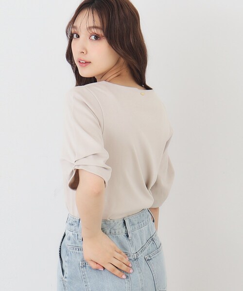 index（インデックス）の「◆≪8color≫ タックデザインスリーブトップス【UVケア/接触冷感/洗濯機洗い可】（Tシャツ/カットソー・レディース・ナチュラル/ホワイト系5/ブラウン系その他5/パープル/ネイビー/チャコール/ホワイト系9/オレンジ系・40/38/42/36/34）」の5枚目の写真