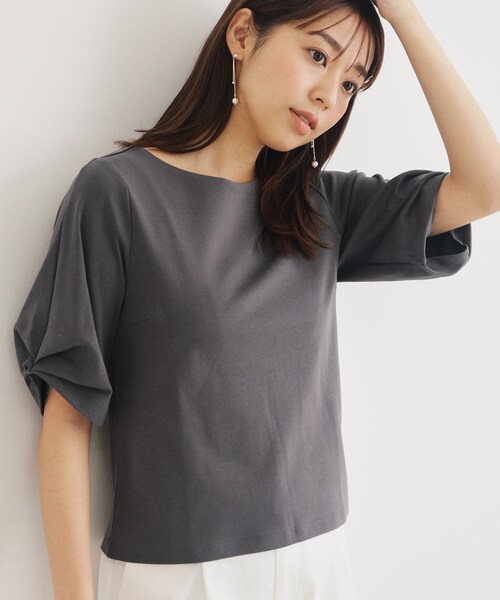 index（インデックス）の「◆≪8color≫ タックデザインスリーブトップス【UVケア/接触冷感/洗濯機洗い可】（Tシャツ/カットソー・レディース・ナチュラル/ホワイト系5/ブラウン系その他5/パープル/ネイビー/チャコール/ホワイト系9/オレンジ系・40/38/42/36/34）」の4枚目の写真