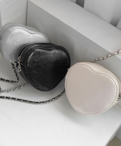minia（ミニア）の「ハートチェーンミニショルダー（ショルダーバッグ・レディース・ブラック/シルバー/アイボリー・FREE）」の2枚目の写真