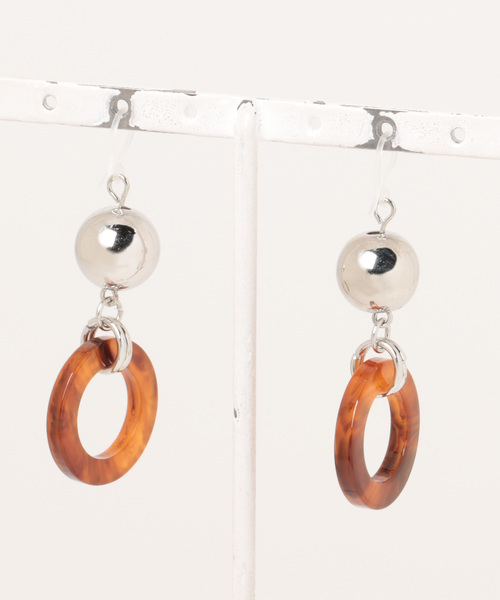 tone（トーン）の「【Astyle】シルバーボール×べっ甲樹脂ピアス(MA)（ピアス（両耳用）・レディース・シルバー・FREE）」の3枚目の写真