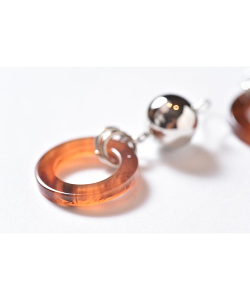 tone（トーン）の「【Astyle】シルバーボール×べっ甲樹脂ピアス(MA)（ピアス（両耳用）・レディース・シルバー・FREE）」の4枚目の写真