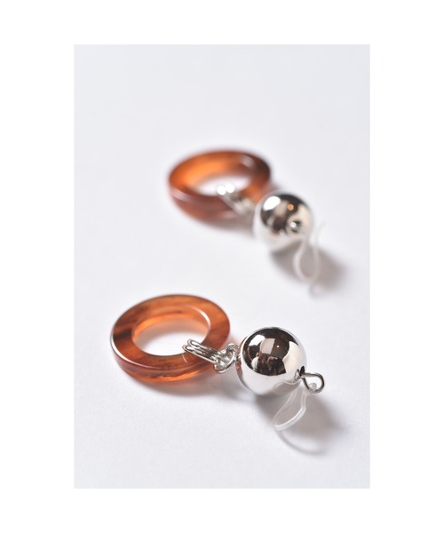 tone（トーン）の「【Astyle】シルバーボール×べっ甲樹脂ピアス(MA)（ピアス（両耳用）・レディース・シルバー・FREE）」の2枚目の写真