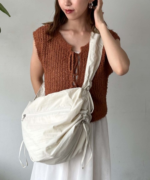 archives（アルシーヴ）の「ナイロンギャザーショルダー（ショルダーバッグ・レディース・モカ/アイボリー/ブラック・FREE）」の2枚目の写真