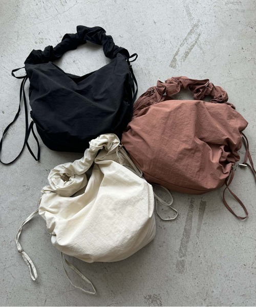 archives（アルシーヴ）の「ナイロンギャザーショルダー（ショルダーバッグ・レディース・モカ/アイボリー/ブラック・FREE）」の3枚目の写真