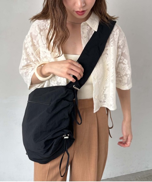 archives（アルシーヴ）の「ナイロンギャザーショルダー（ショルダーバッグ・レディース・モカ/アイボリー/ブラック・FREE）」の6枚目の写真