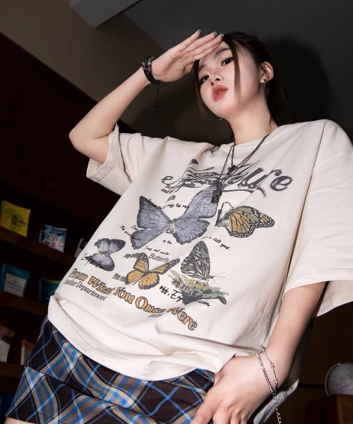 Achic(アシック)の「バタフライプリントTシャツ(Tシャツ/カットソー・レディース・ホワイト/ベージュ・M)」の3枚目の写真