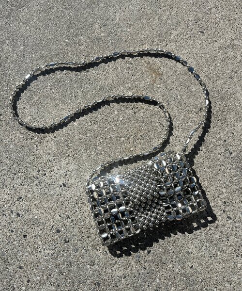 WHO'S WHO gallery(フーズフーギャラリー)の「メタルビーズフラップBAG(ショルダーバッグ・レディース・シルバー・FREE)」の3枚目の写真