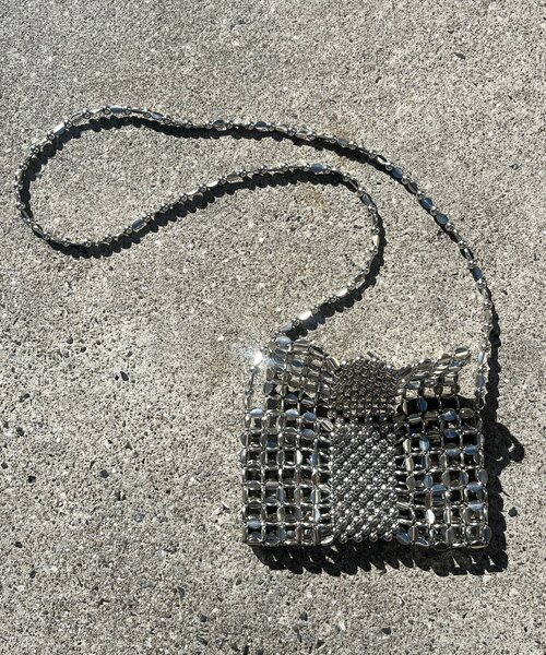 WHO'S WHO gallery(フーズフーギャラリー)の「メタルビーズフラップBAG(ショルダーバッグ・レディース・シルバー・FREE)」の2枚目の写真