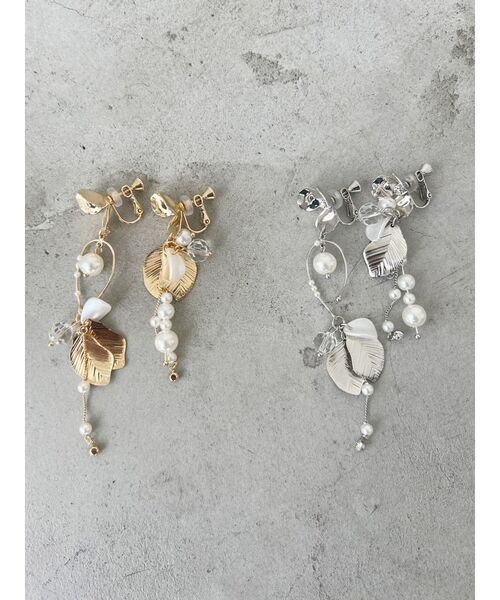 MERCURYDUO（マーキュリーデュオ）の「アシメフラワーモチーフイヤリング（イヤリング・レディース・シルバー/ゴールド・FREE）」の3枚目の写真